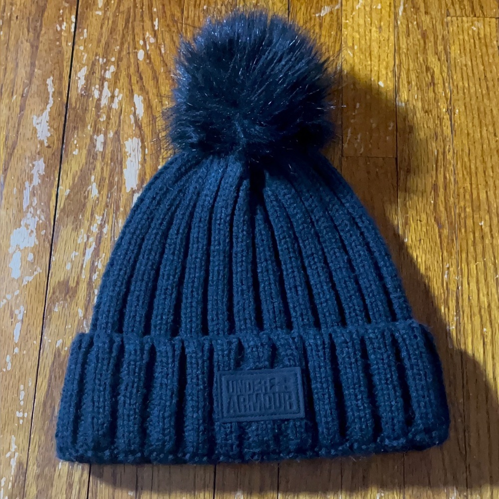 Under Armour womens black Pom-Pom Beanie very warm and cold tolerant cold gear